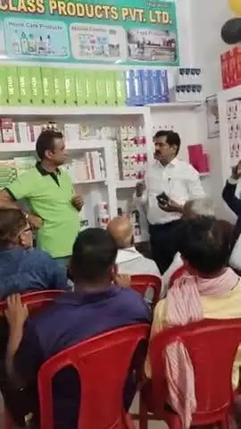 आज मैनपुरी में//आयुर्वेद को बढ़ावा देते हुये// कुणाल कमरा उनके साथ में पुष्पेंद्र कुमार दिग्विजय कुमार इनके लोगों
