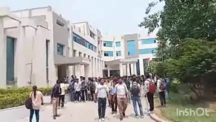 धौलाना: अनवरपुर स्थित मोनाड यूनिवर्सिटी परिसर में छात्रों ने किया हंगामा, पुलिस ने मौके पर छात्रों को समझाकर कराया शांत