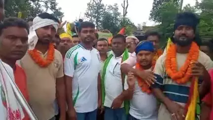 गोला:दुमका से रांची खतियानी पद यात्रा आज गोला पहुंचे,JLKM अध्यक्ष जयराम महतो ने शामिल होकर यात्रियों में जोश भरा