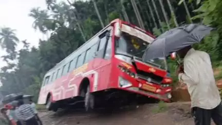 ಬಂಟ್ವಾಳ: ಕುದ್ರೆಬೆಟ್ಟುವಿನಲ್ಲಿ ಮಳೆಗೆ ನಿಯಂತ್ರಣ ತಪ್ಪಿ ಚರಂಡಿಗೆ ಬಿದ್ದ ಬಸ್