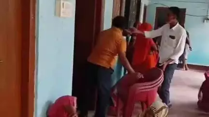 रुन्नी सैदपुर: अथरी पंचायत भवन में सरकार द्वारा आयुष्मान कार्ड बनाने के लिए लगाया गया शिविर