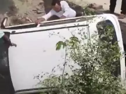 पिंड्रा: चोलापुर में अनियंत्रित होकर 10 फीट नीचे गड्ढे में गिरी कार, स्थानीय लोगों की मदद से बची कार सवारों की जान