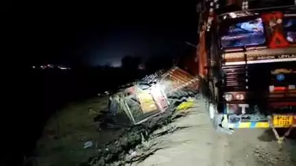 रामपुर बघेलान: रामपुर बाघेलान: बेला बायपास पर दो ट्रक टकराए, चालक बाल-बाल बचे