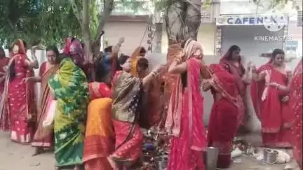 दीपका में महिलाओं ने वट सावित्री के व्रत का अनुसरण किया, विधि विधान से हुई पूजा-पाठ