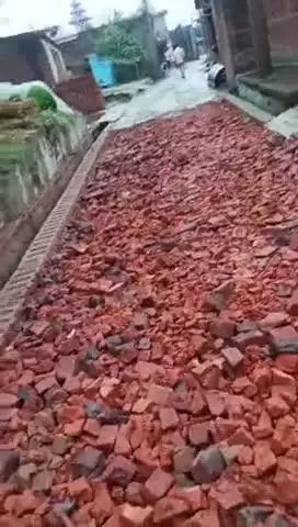 आरसीसी रोड पर हो रही है मनमानी डाला जा रहा है बजरी की जगह ईट का रोड