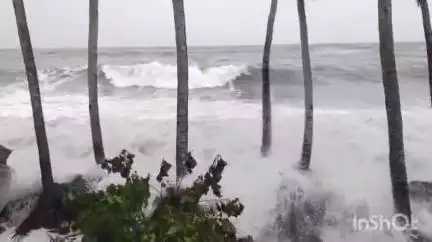 കൊച്ചി: ചെല്ലാനം, കണ്ണമാലി, ചെറിയ കടവ് മേഖലകളിൽ ശക്തമായ കടലാക്രമണം, നിരവധി വീടുകളിൽ വെള്ളം കയറി