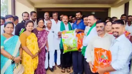 ಕುಂದಗೋಳ: ಉತ್ತಮ ಗುಣಮಟ್ಟದ ಬಿತ್ತನೆ ಬೀಜಗಳನ್ನು ಸಕಾಲದಲ್ಲಿ ವಿತರಿಸಲು ಛಬ್ಬಿ ಗ್ರಾಮದಲ್ಲಿ ಶಾಸಕ ಎಂ.ಆರ್.ಪಾಟೀಲ ಸಂಬಂಧಿಸಿದ ಅಧಿಕಾರಿಗಳಿಗೆ ಸೂಚನೆ