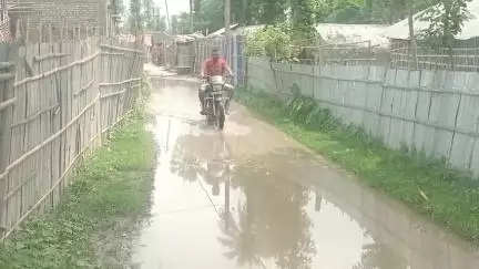 हसनगंज: लगातार बारिश से नवादा गांव की पक्की सड़क में है जलजमाव की समस्या, ग्रामीणों ने पक्की नाली निर्माण की मांग की #jansamasya