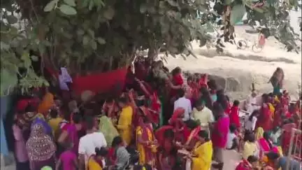 बिदुपुर: प्रखंड क्षेत्र में सुहागिन महिलाओं ने पति की लंबी आयु और सौभाग्य के लिए की वट सावित्री की पूजा