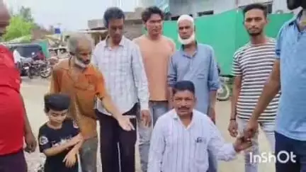 येवला: येवले शहरातील लक्ष्मी माता मंदिर ते डॉल्फिन सर्कल खड्डे मुक्त करण्यासाठी लिंबू कापून आंदोलन #jansamasya