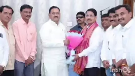 चाकूर: तहसील कार्यालयाची उत्कृष्ट कामगिरी! सहकार मंत्री पाटील यांनी केला तहसीलदार नरसिंग जाधव यांचा निवासस्थानी सत्कार