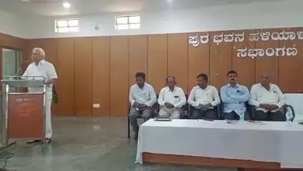 ಹಳಿಯಾಳ: ಸ್ವಚ್ಚತೆ ಹಾಗೂ ಸ್ವಚ್ಛತಾ ಅಭಿಯಾನದ ಕುರಿತು ಪುರಭವನದಲ್ಲಿ ಶಾಸಕ ಆರ್.ವಿ.ದೇಶಪಾಂಡೆ ಅಧ್ಯಕ್ಷತೆಯಲ್ಲಿ ನಡೆದ ಸಭೆ ಸಂಪನ್ನ