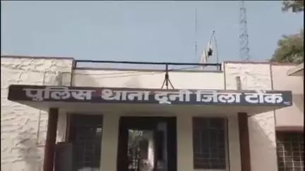 दूनी: दूनी पुलिस ने राजमहल वन विभाग नाके के सामने से 2 अवैध बजरी से भरी ट्रैक्टर-ट्रॉली की ज़ब्त, चालक फरार