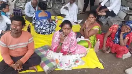 राहुरी: देवळाली प्रवरातील आदिवासी कुटुंबावर झालेल्या मारहाणीतील आरोपीला अटक करण्यासाठी राहुरी पोलीस ठाण्यासमोर उपोषण