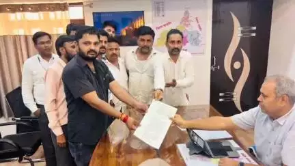 चितलवाना: आमली गांव में स्कूल व मंदिर के सामने से शराब की दुकान हटाने की मांग को लेकर स्थानीय लोगों ने एडीएम को सौंपा ज्ञापन