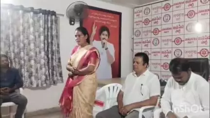 చంద్రగిరి నియోజకవర్గంలో వైసీపీకి భారీ శాఖ 100 మంది మహిళలతో మహిళ నాయకురాలు జనసేన పార్టీలోకి