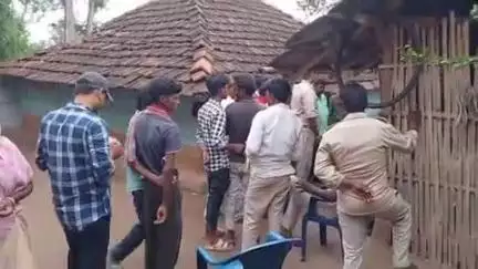 पाकुड़िया: पाकुड़िया पुलिस ने सीहलीबौना में पेड़ से लटका एक व्यक्ति का शव बरामद किया, इलाके में फैली सनसनी