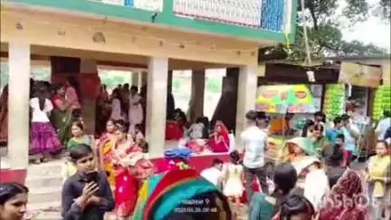 सोनभद्र बंशी सुर्यपुर: शेरपुर गांव में सुहागन महिलाओं ने की वट वृक्ष की पूजा