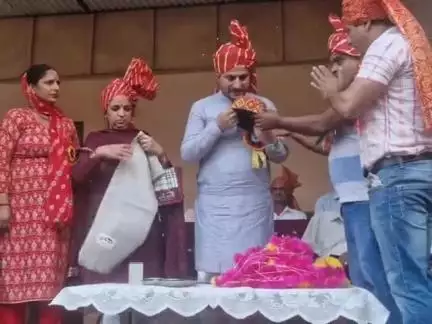 डेहर: भंतरेहड़ महादंगल की छोटी माली अनु कोटधार और बड़ी माली पर फरमान पट्टी पंजाब ने जमाया कब्जा, विधायक राकेश जम्वाल ने नवाजा