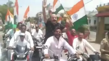 ऑपरेशन सिंदूर के सफलता के बाद भाजपा विधायक रोमी साहनी ने अपने कार्यकर्ताओं के साथ पलिया कलां में निकाली तिरंगा यात्रा