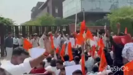 राई: सोनीपत: अशोका यूनिवर्सिटी में एबीवीपी का प्रदर्शन, प्रोफेसर अली खान को निलंबित करने की मांग