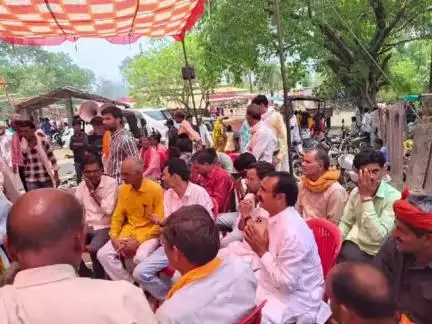 बहादुरपुर: पूर्व राज्यमंत्री और विधायक बृजेंद्र सिंह यादव ओढ़ेर में श्रीमद् भागवत कथा के भंडारे में हुए शामिल