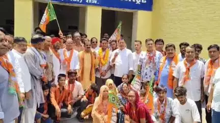 रामगंजमण्डी: रामगंजमंडी के वार्ड नं. 27 में उपचुनाव, भाजपा और कांग्रेस के बीच मुकाबला, उपखण्ड कार्यालय में दाखिल किया नामांकन