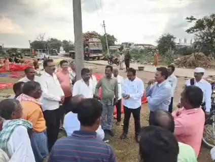 సదాశివనగర్: అడ్లూరు ఎల్లారెడ్డి గ్రామంలోని వరి ధాన్యం కొనుగోలు కేంద్రాన్ని పరిశీలించిన :  జిల్లా అదనపు కలెక్టర్ విక్టర్