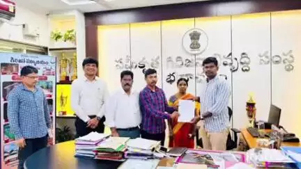 భద్రాచలం: ఐటీడీఏ కార్యాలయంలో సహాయకుడు పోస్టులో కారుణ్య ఉద్యోగ నియామక పత్రాన్ని అందజేసిన ఐటిడిఎ ప్రాజెక్టు అధికారి రాహుల్
