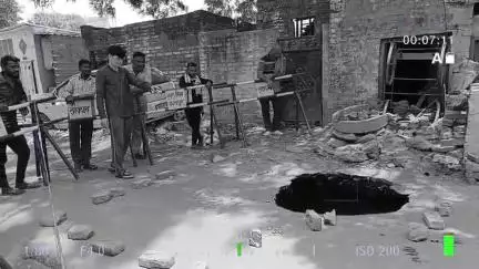 Kanpur News:मेट्रो की लापरवाही से जूही बांबुरिया में धंसी सड़क,सड़क आवागमन हुआ बाधित!! #kanpurbrekingnews #NagarNigam