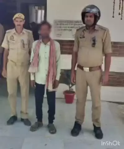 धनघटा: तेजपुर गांव में दबिश के दौरान एक नफर वारंटी अभियुक्त को किया गया गिरफ्तार