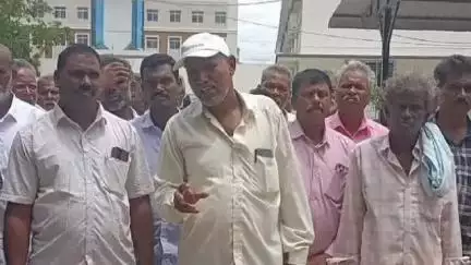 గంగాధర నెల్లూరు: SRపురం మండలం RRపురంలో ప్రభుత్వం రైతుల కోసం కేటాయించిన మేత భూమిని కబ్జా చేశారు