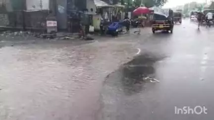 उमरगा: शहरात जोरदार पाऊस,सखल भागात मोठ्या प्रमाणावर पाणी साचल्याने नागरीकांना मोठा ञास
