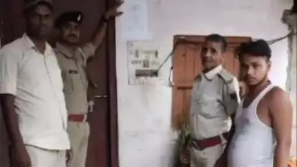 बाबूबरही: बाबूबरही थाना पुलिस ने फरार अपराधी के घर पर इश्तिहार चिपकाया