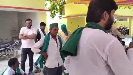महमूदाबाद: महमूदाबाद में भारतीय किसान यूनियन टिकैत ने तहसील परिसर में धरना प्रदर्शन किया, तहसीलदार ने मांगे पूरा करने का आश्वासन दिया