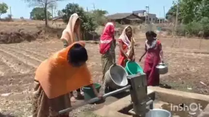 સોનગઢ: સોનગઢ તાલુકાના ચીમેર ગામે પાણીની સમસ્યા થી લોકો ત્રસ્ત, દૂર સુધી પાણી ભરવા જવું પડતું હોવાથી સમસ્યા વધી.#Jansamasya