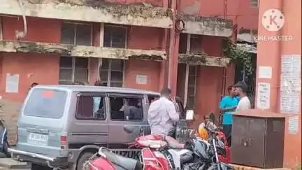 ডায়মন্ডহারবার ২: জায়গা জমি নিয়ে বিবাদের জেরে প্রতিবেশী ব্যক্তিকে মারধরের অভিযোগে জিয়াগঞ্জ এলাকা থেকে গ্রেফতার এক