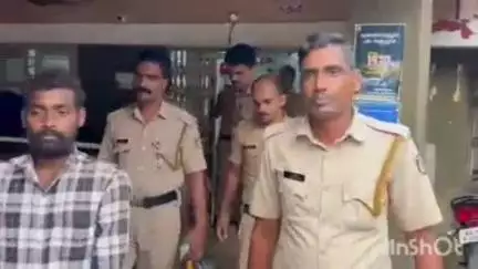 കോന്നി: ഭാര്യയെയും മക്കളെയും പെട്രോളൊഴിച്ച് കൊല്ലാൻ ശ്രമിച്ച കേസിൽ യുവാവിനെ കോന്നി പോലീസ് അറസ്റ്റ് ചെയ്തു