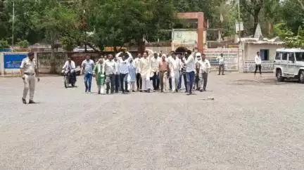 बासोदा: बासौदा में मंदिर के पास से शराब दुकान हटाने की मांग, कांग्रेस कार्यकर्ताओं ने एसडीएम को सौंपा आवेदन
