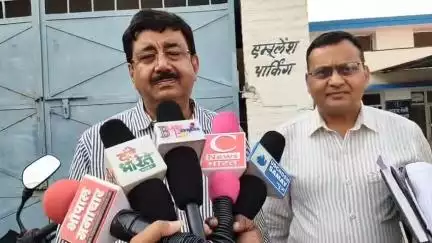 नरवर में सीएमएचओ ने झोलाछाप डॉक्टर पर कार्रवाई की है यह कार्रवाई सभी झोलाछाप डॉक्टर पर होना चाहिए द्वेष भावना से नहीं