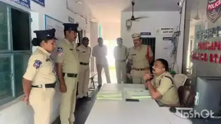 ఇల్లందు: టేకులపల్లి పోలీస్ స్టేషన్ ఆకస్మికంగా సందర్శించిన భద్రాద్రి జిల్లా ఎస్పీ రోహిత్ రాజు