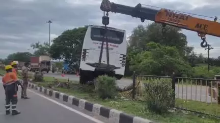 விக்கிரவாண்டி: சித்தணியில் தேசிய நெடுஞ்சாலையில் அரசு பேருந்து  சாலையின் நடுவே உள்ள தடுப்பில் மோதி உயிர் தப்பிய 30க்கும் மேற்பட்ட பயணிகள்