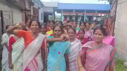 ছিপাঝাৰ: নামখলাত অৰুনোদয় আচঁনিৰ পৰা বঞ্চিত হোৱা মহিলাৰ প্ৰতিবাদ