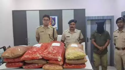 বেলডাঙা ২: যাত্রীবাহী বাসের ছাদ থেকে প্রায় 99 কেজি গাঁজা উদ্ধার করল রেজিনগর থানার পুলিশ, ধৃতকে পেশ আদালতে