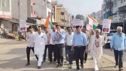 हाटपिपल्या: हाटपिपल्या में कांग्रेस ने प्याज की शवयात्रा निकालकर दाम बढ़ाने की मांग के साथ CM को ज्ञापन सौंपा