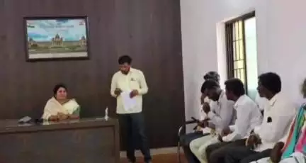 ದೇವದುರ್ಗ: ಪಟ್ಟಣದಲ್ಲಿ ಸಾರ್ವಜನಿಕರ ಅಹವಾಲು ಸ್ವೀಕರಿಸಿದ ಶಾಸಕಿ ಕರೆಮ್ಮ