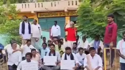 గరిడేపల్లి: కీతవారిగూడెంలో ప్రాథమిక వ్యవసాయ సహకార సంఘం ముందు అఖిలపక్షం ఆధ్వర్యంలో రైతులు ఆందోళన