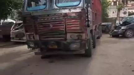 मोदनगंज: मेटरा तीन मुहानी के पास स्कॉर्पियो को टक्कर मारने वाला ट्रक पुलिस ने ज़ब्त किया