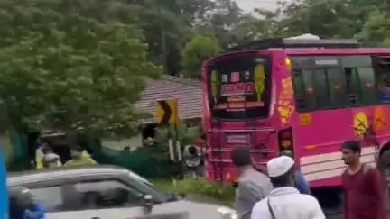 മണ്ണാർക്കാട്: അരിയൂർ പെട്രോൾ പമ്പിന് സമീപം ബസുകൾ കൂട്ടിയിടിച്ച് അപകടം, നിരവധി യാത്രക്കാർക്ക് പരിക്ക്