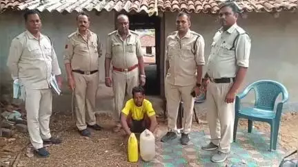 कांसाबेल: कांसबेल क्षेत्र में अवैध शराब के खिलाफ सख्त कार्रवाई, 15 लीटर महुआ शराब के साथ एक आरोपी को किया गिरफ्तार